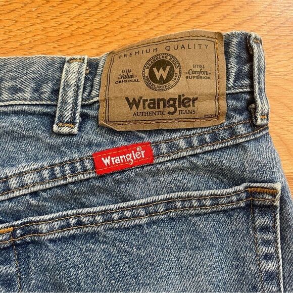 VINTAGE WRANGLER High Waisted Cut Off Medium Wash Denim Shorts Retro Sz 34 - Picture 3 of 5